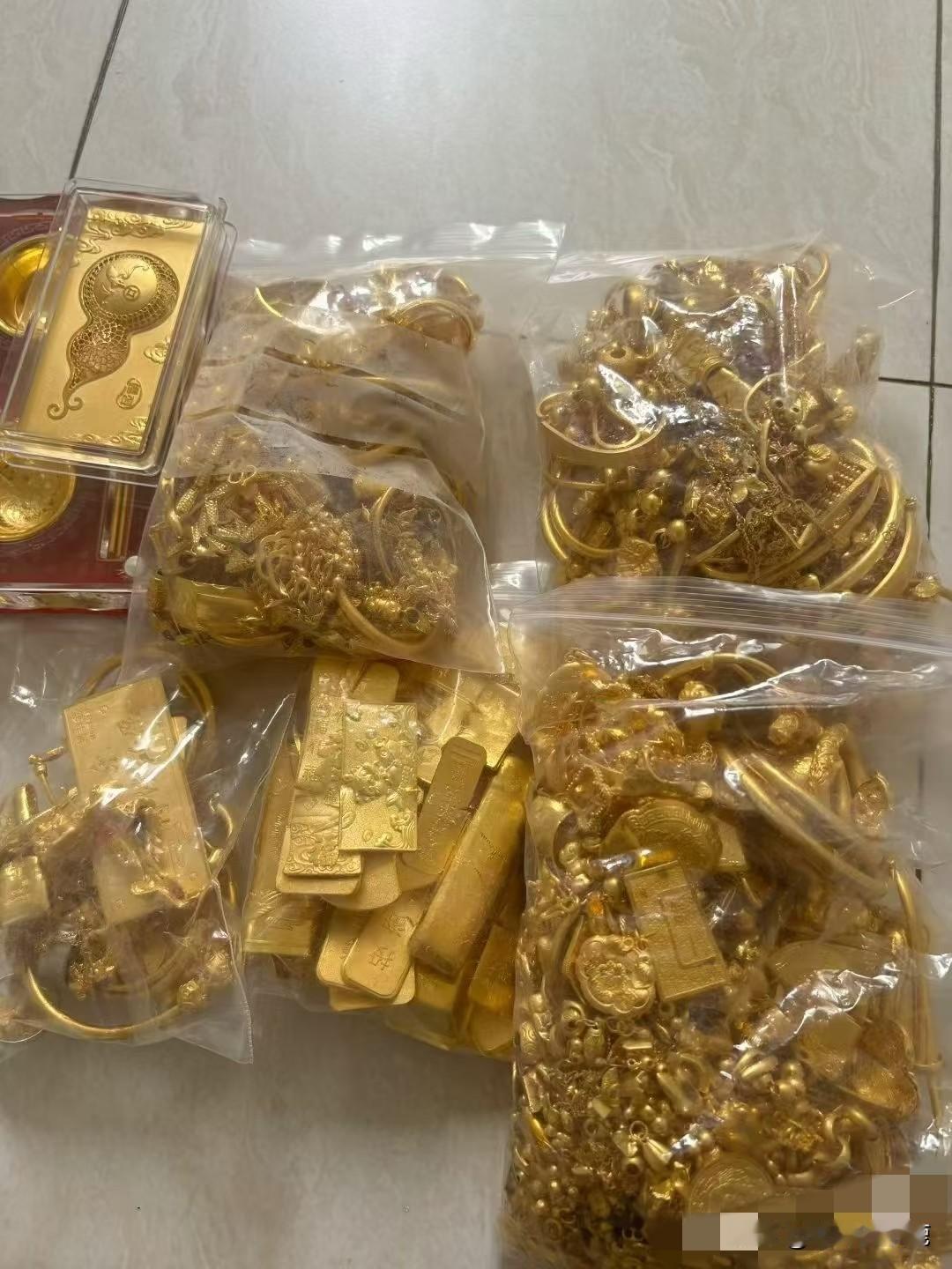 金饰克价一夜窜回1200元，网友怒喊“真的要气炸了”，这波涨价真的太戳人痛点！