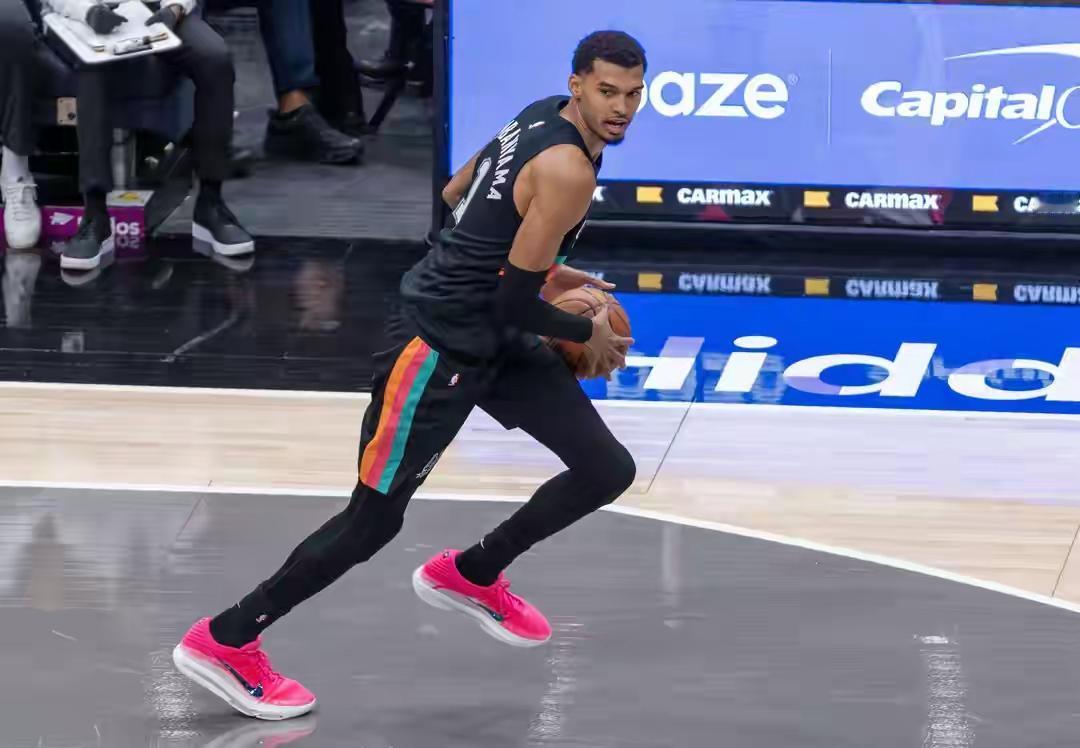 半个月三杀卫冕冠军！马刺这波操作直接把NBA搅得天翻地覆，圣诞大战117-102