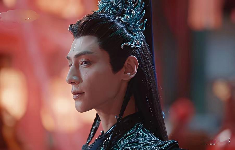 哎呀呀，看了《水龙吟》第一集，感觉罗云熙的妆造和《长月烬明》里简直没啥区别呀，就