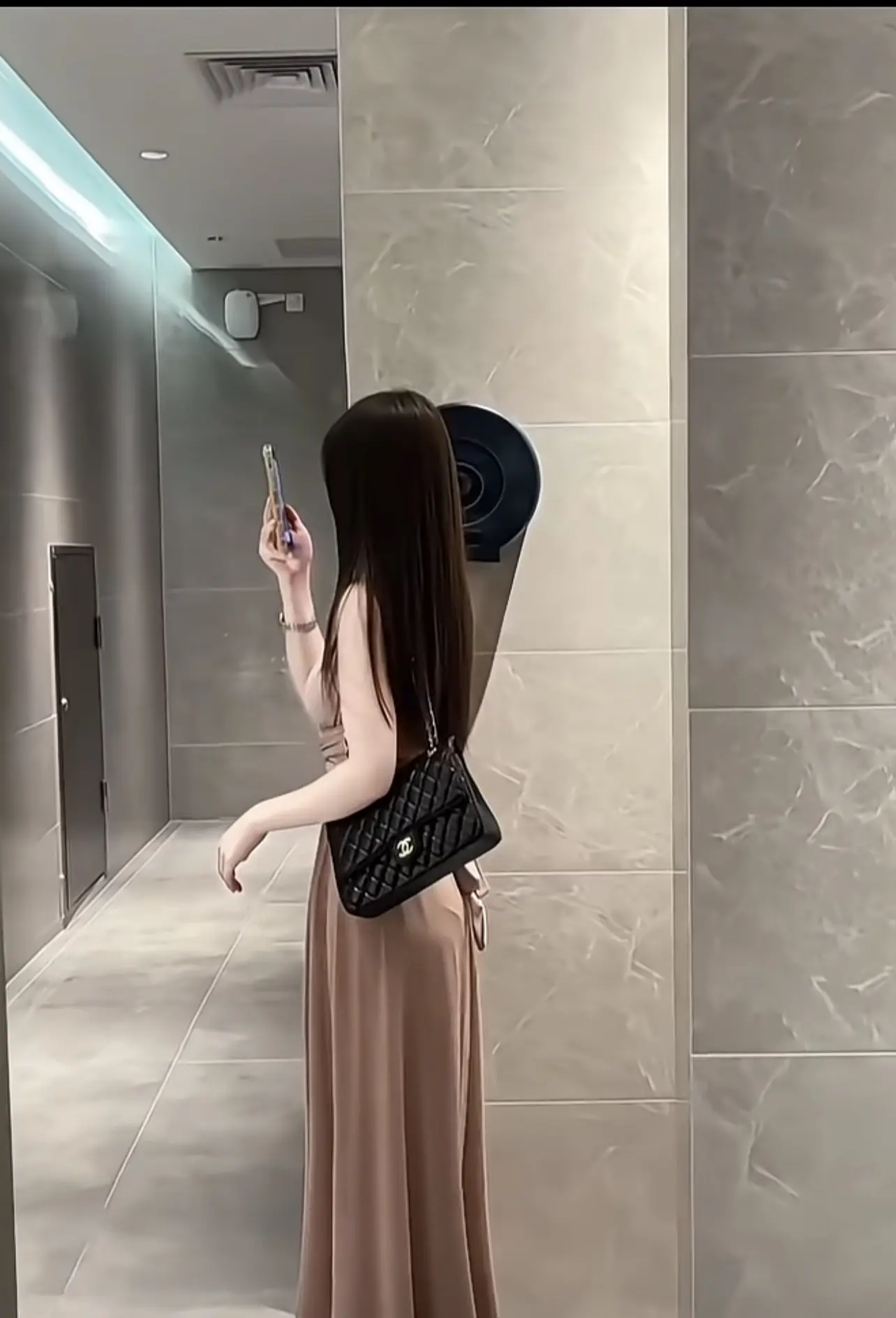 谁家好人会跑酒店自拍？