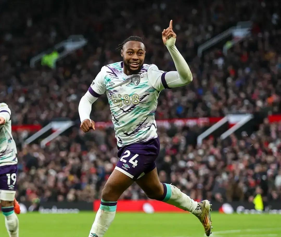 别信“金钱万能”。这个夏天，足球世界正悄悄颠覆一条铁律。曼联的报价比巴黎低