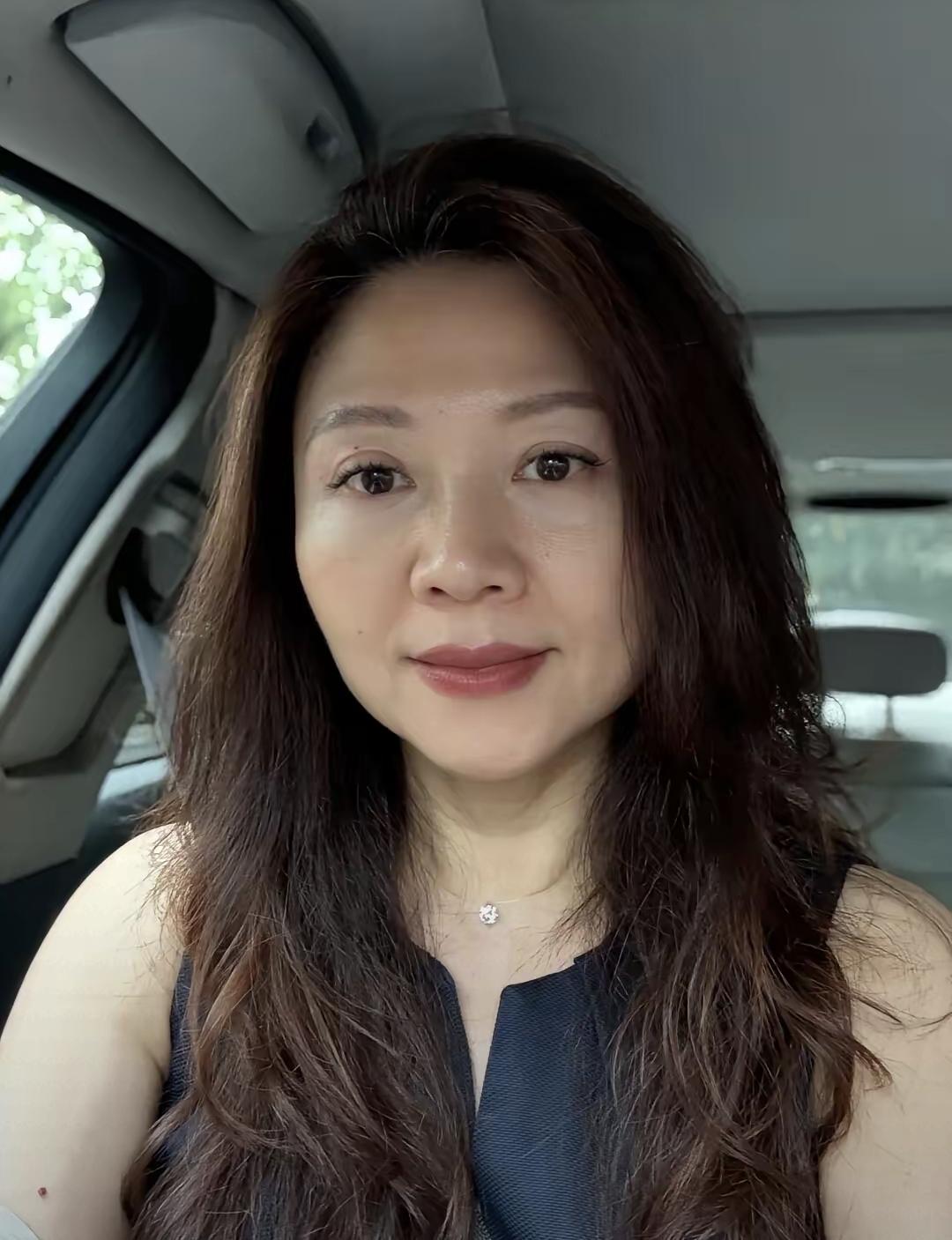 她偷过情，却天天怕自己变成陌生人，连呼吸都像在演戏。最近和几个姐姐聊起这事，她