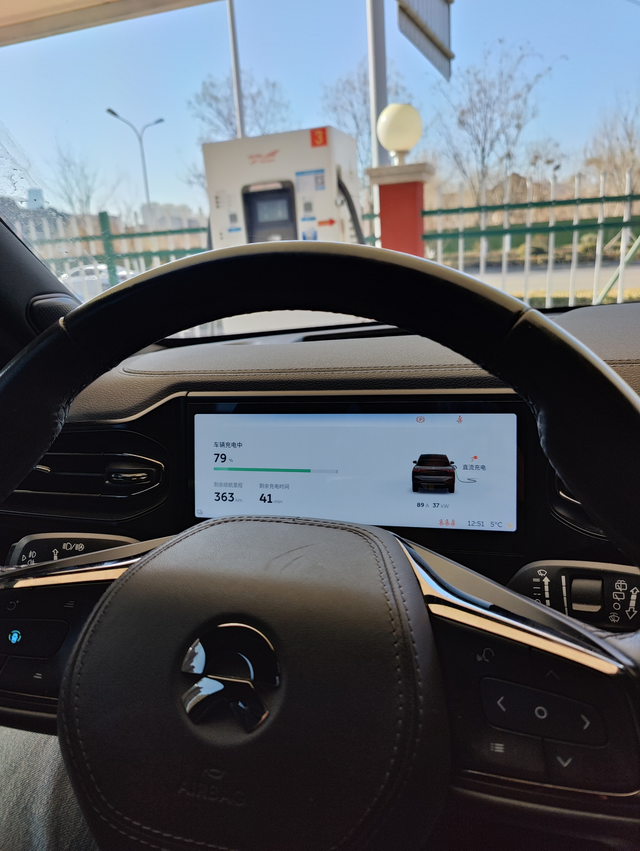 蔚来的充电和换电周日出门的时候薅到了羊毛，6毛钱一度电，本来没想充电的，女人那