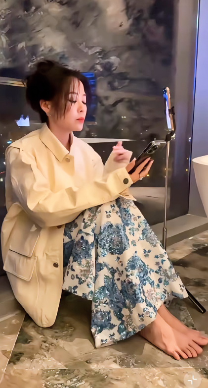 张靓颖，162cm，光脚坐在地上练歌，脚丫子很放松