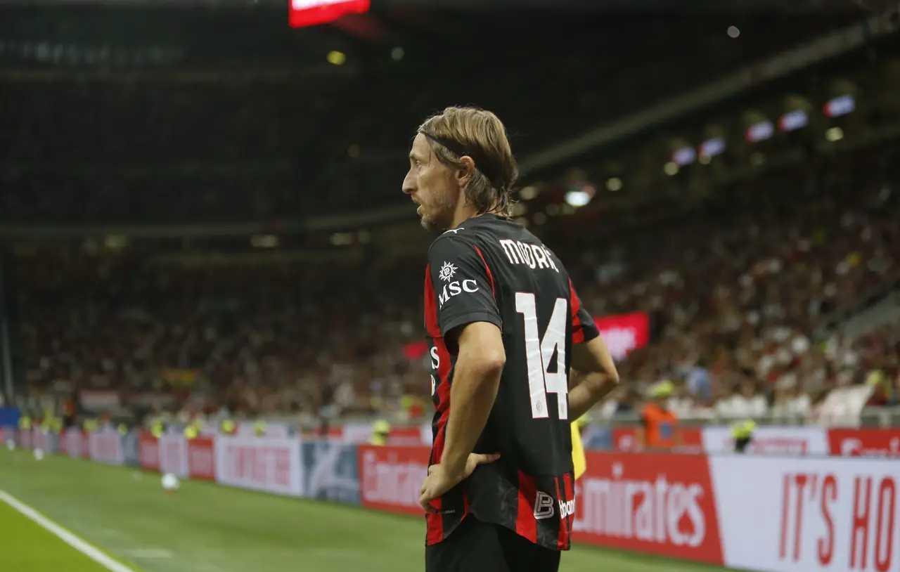 只差1分！AC米兰的冬窗豪赌，不是为了欧冠，而是要把国米的冠军衫扒下来。别再