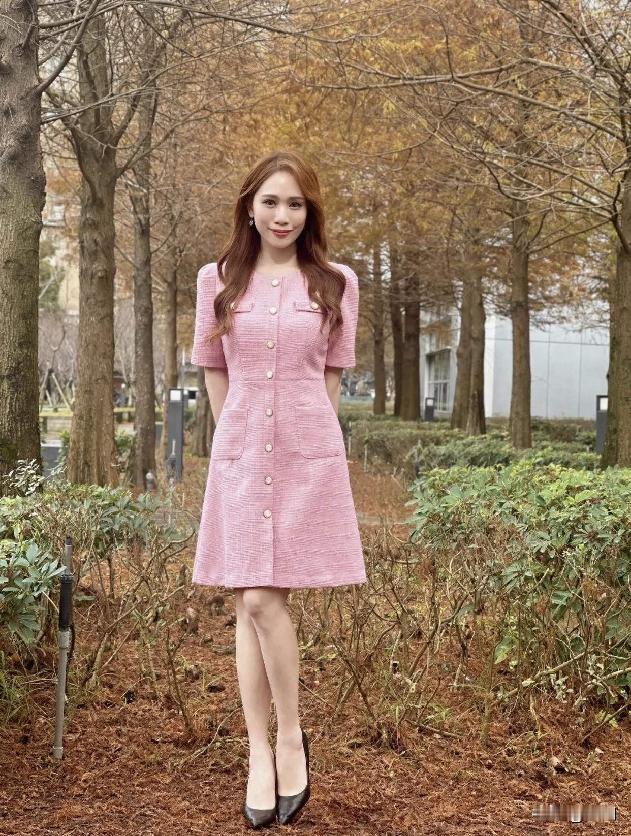 什么样的女生让人过目难忘?秋日穿搭指南：粉色连衣裙搭配黑色高跟鞋，优雅出街！