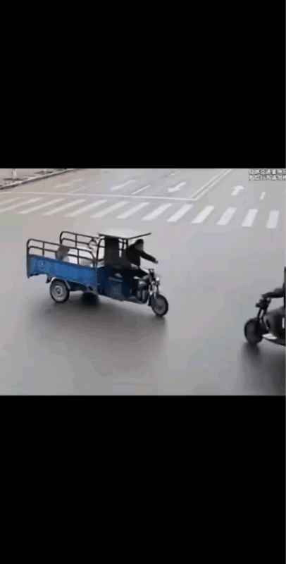 两辆三轮车相撞，一个稳如泰山、纹丝没动，一个连人带车头都飞到了空中，然后司机骑着