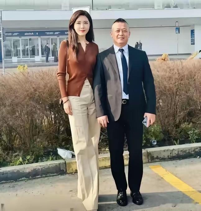 她是两百年难遇的美人，靠美貌“征服”无数男人，如今49岁了，孑然一身，孤孤单单，