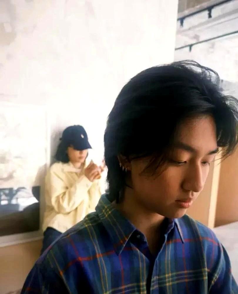 白百何这股劲儿，真不像个当妈的。42岁，儿子高中毕业典礼，她没穿什么花里胡哨