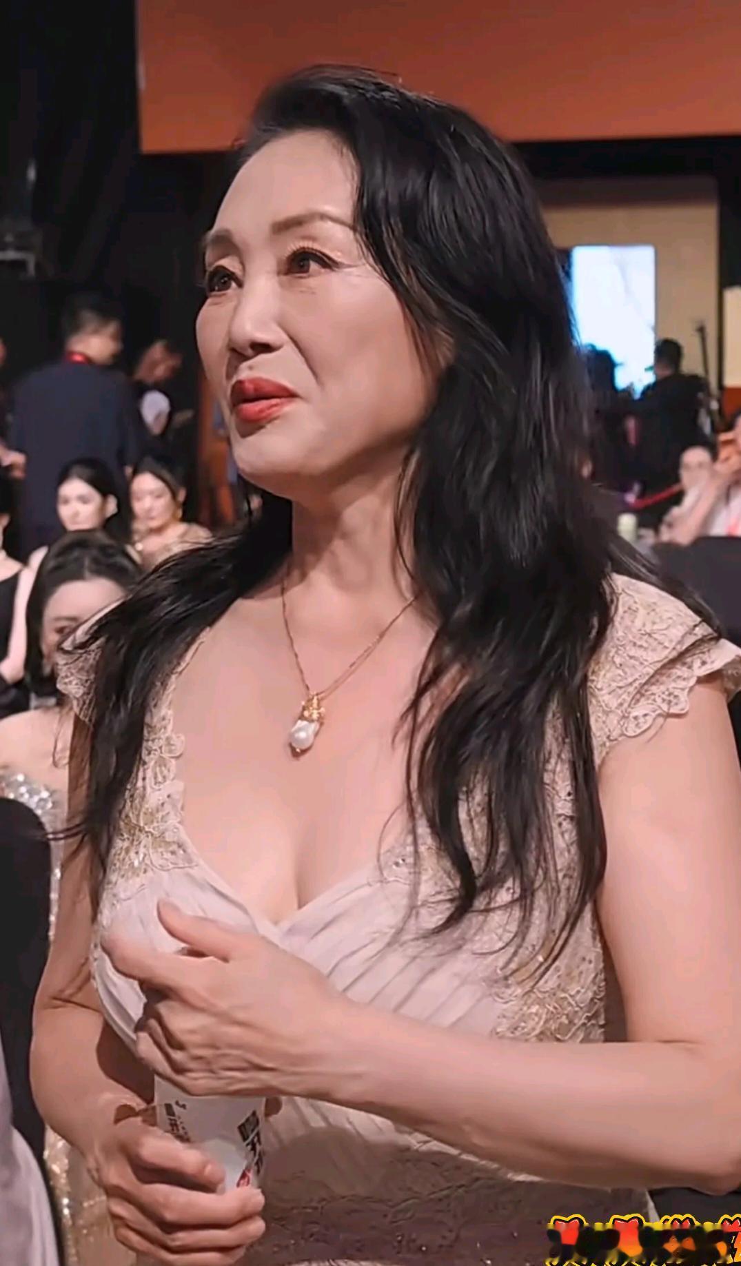 王姬参加活动的视频又被网友吐槽这年纪大了不该穿成这样，有的人还说得更难听……从视