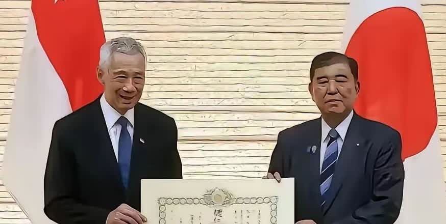 李显龙长着一张中国人的脸，身上流着中国祖先的血，却在临近举世瞩目的9.3大阅兵的