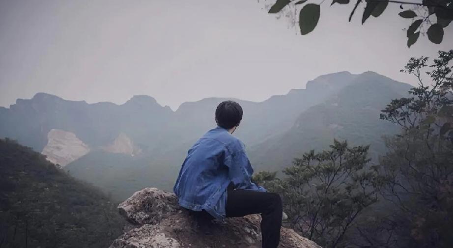 朋友的老公因意外事故早已不在。今年夏天经别人介绍，她与一位同样也是丧偶的男士相