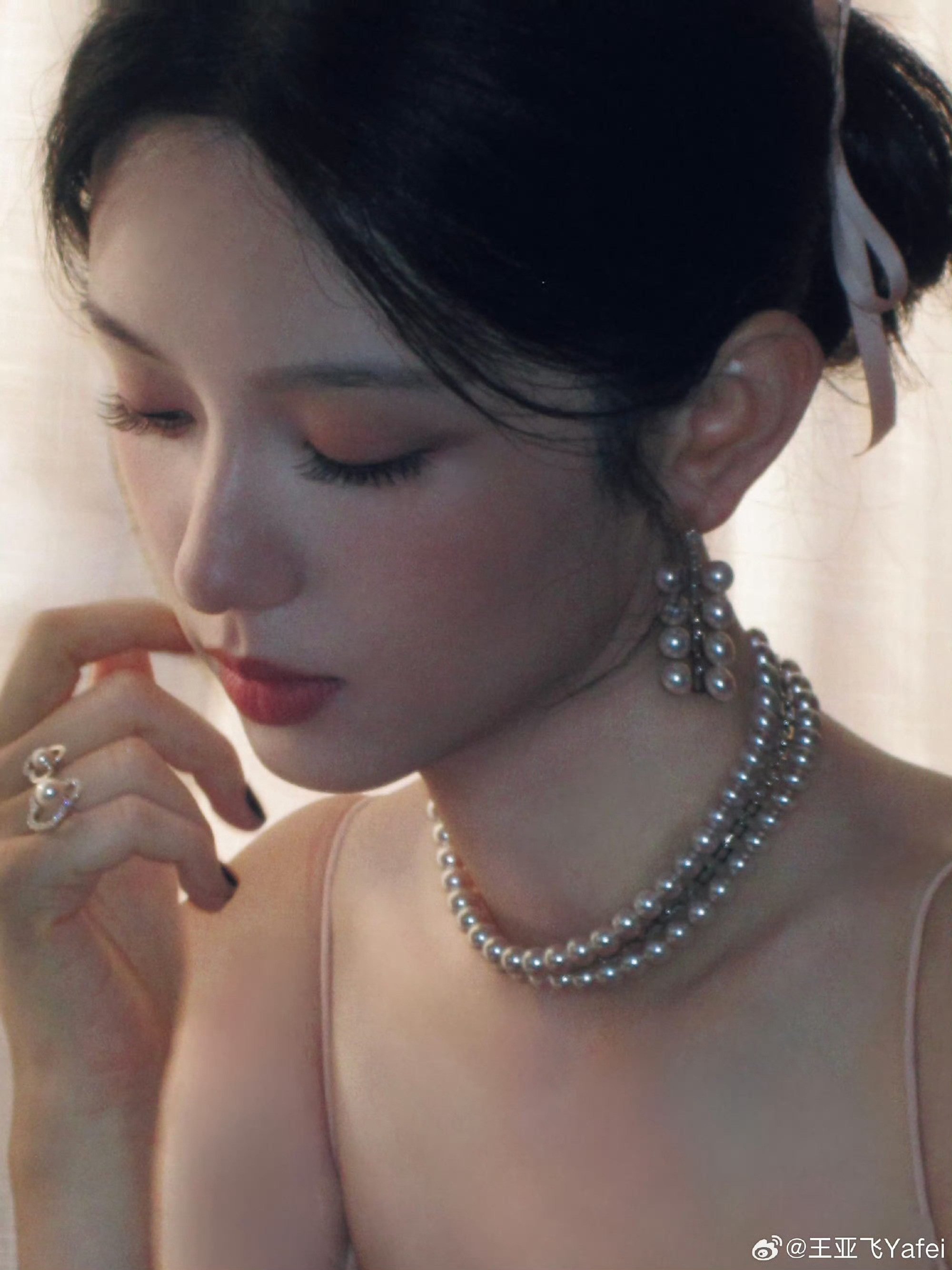 周也今天活动，珍珠美人。上次红毯就发现她好适合珍珠，品牌方太会挑人了[送花