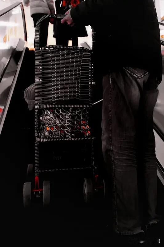 属鼠的人不开心会做什么?属鼠的人不开心时，各有各的排解方式。有的属鼠人会选择购