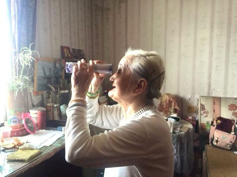 我妈现在真像个老小孩。今天中午微信突然叮咚一响：“女儿，给我买双八超老人鞋呗。”