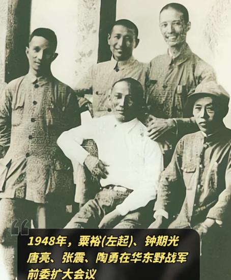 1952年，开国大将粟裕站在北京站月台上，等着接一个比自己军衔低两级的部下。 