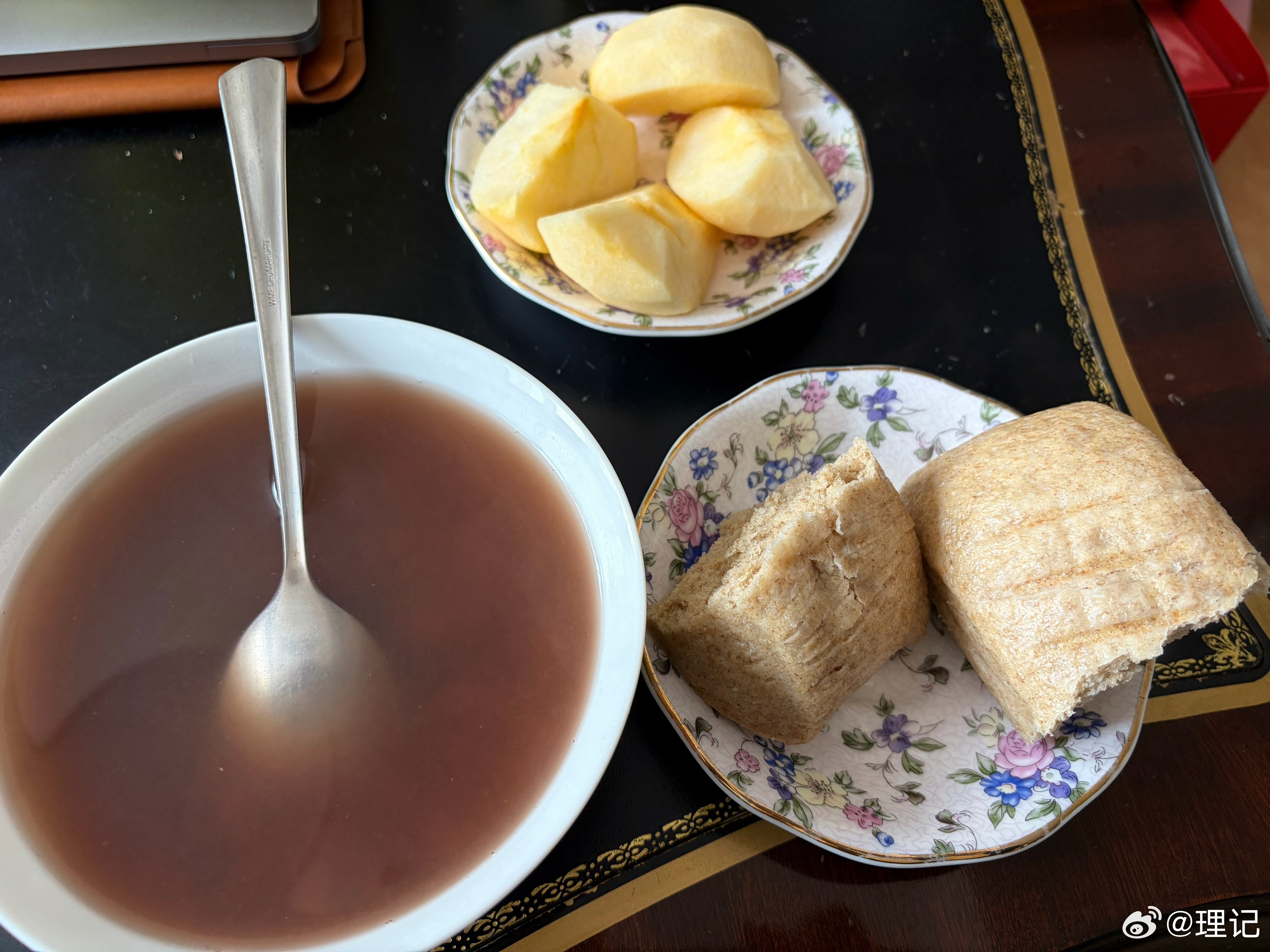 今日早餐，红豆薏米粥，苹果一个，全麦馒头一个。这都是按照食谱搭配着来的，早餐午餐