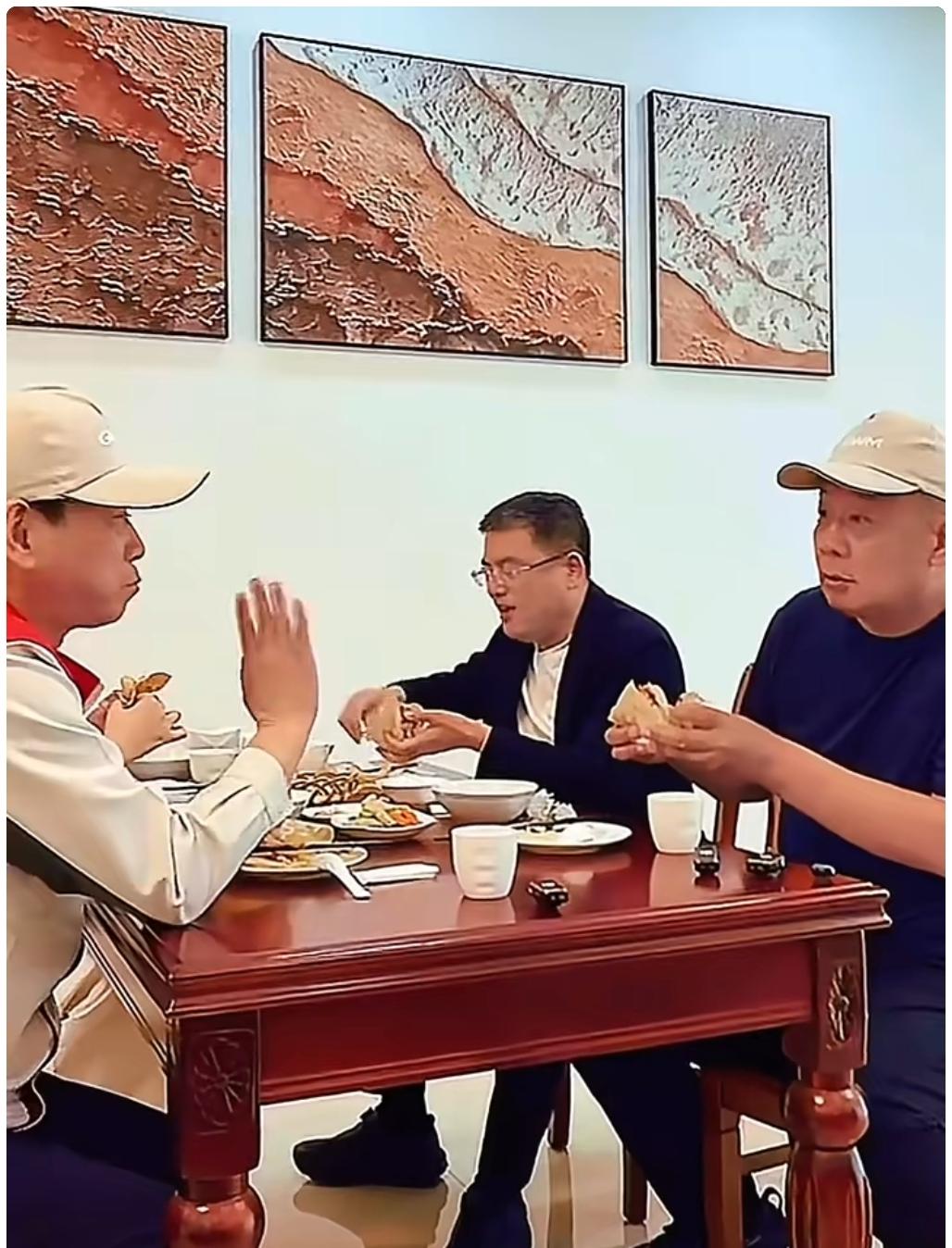 大佬见面一顿驴火就解决问题了，魏建军请于东来吃驴肉火烧，太接地气了，两人吃得特别