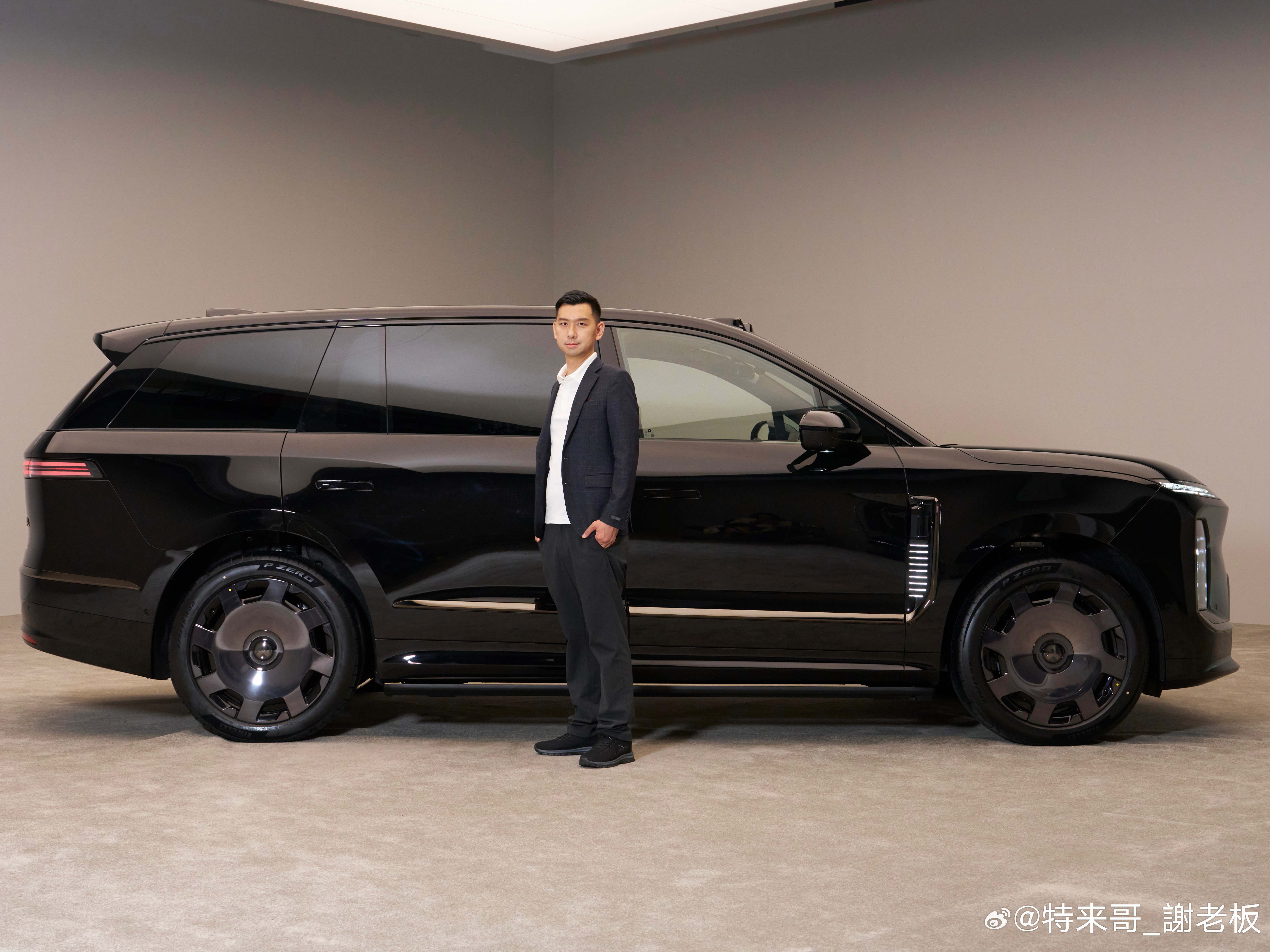 第一眼看到ES9，视觉上最直观的感受就是气场足够沉稳大气。整车线条舒展规整，比例