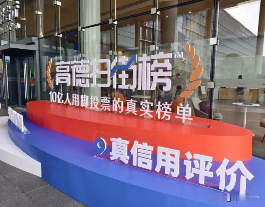 要是有人刚在你小区门口挂上“永不收停车费”的牌子，转头就挨家挨户发“首年免费”的
