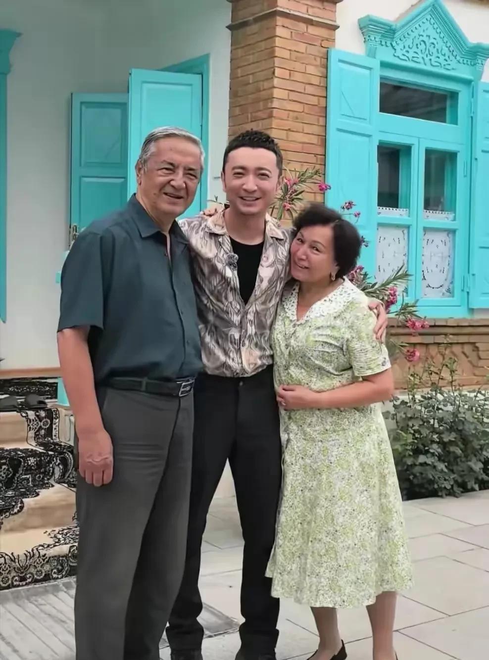 难得和家人团聚！尼格买提突然消失一段时间，各种猜测都有。没想到，他居然是偷偷跑回