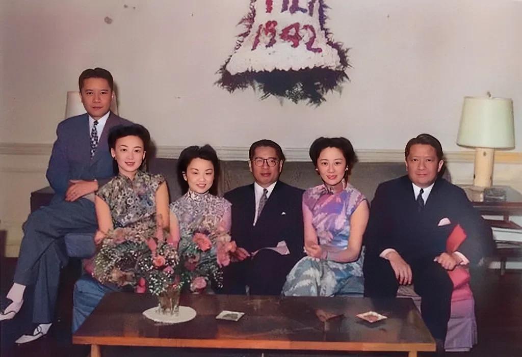 1942年圣诞节，宋氏三兄弟夫妇合影，左起:宋子安、宋子安夫人胡其英、宋子良夫