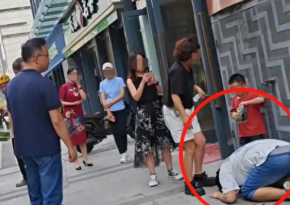 近日，南京街头上一男子当街下跪，崩溃大哭。不断地向围观群众哭诉自己妻子出轨，
