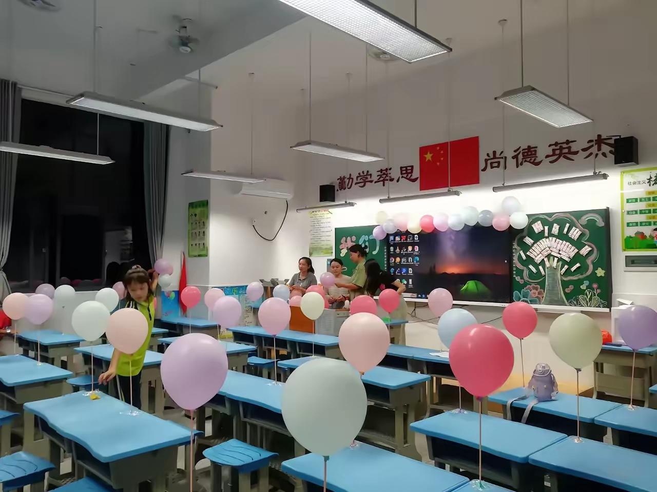 新生入学率低可能导致教师岗位调整，但大规模下岗可能性较低。2024年全国小学在