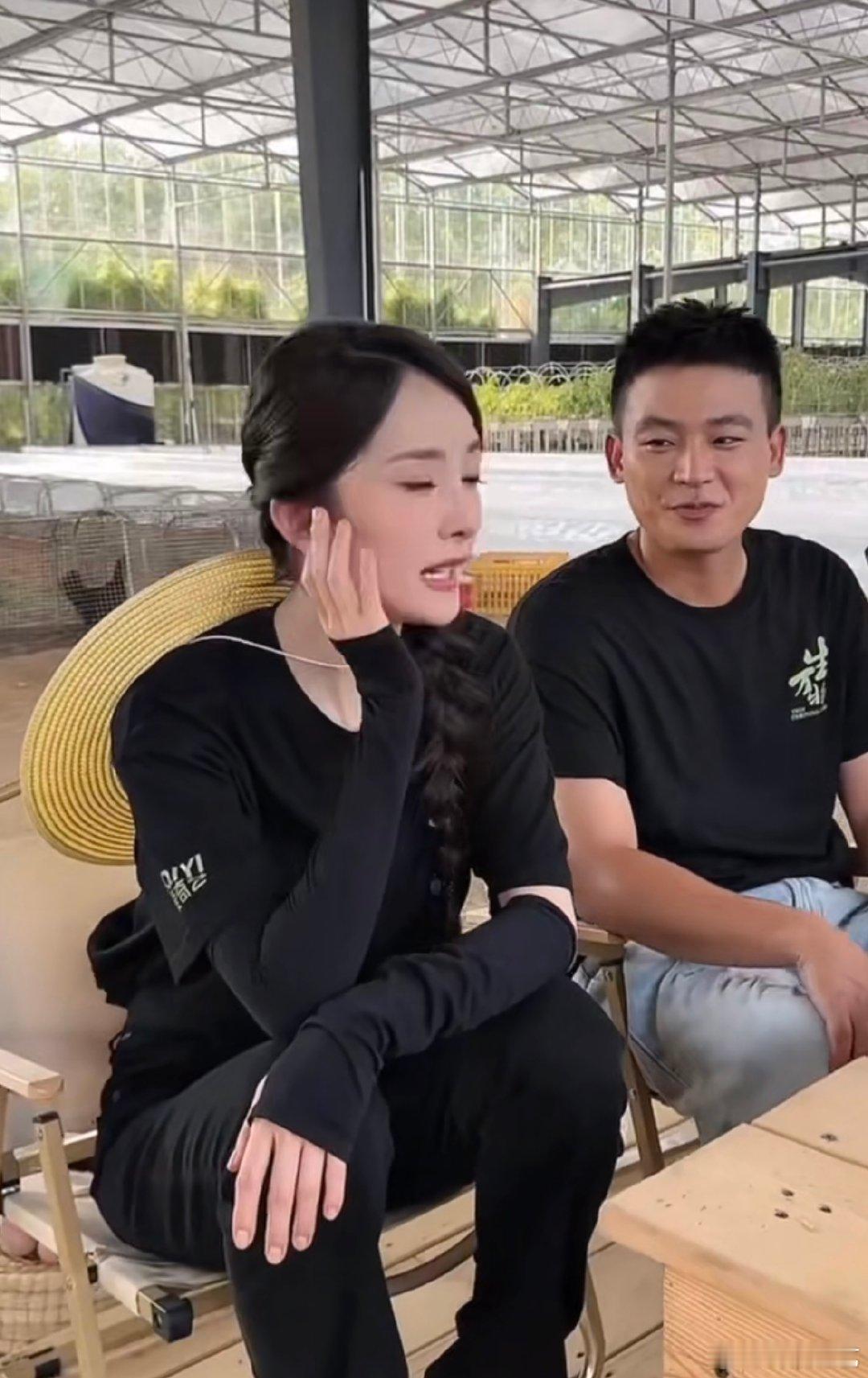 杨幂欧豪老夫老妻即视感杨幂和欧豪的同框太有故事感！坐一起时的状态、逛大棚的互动