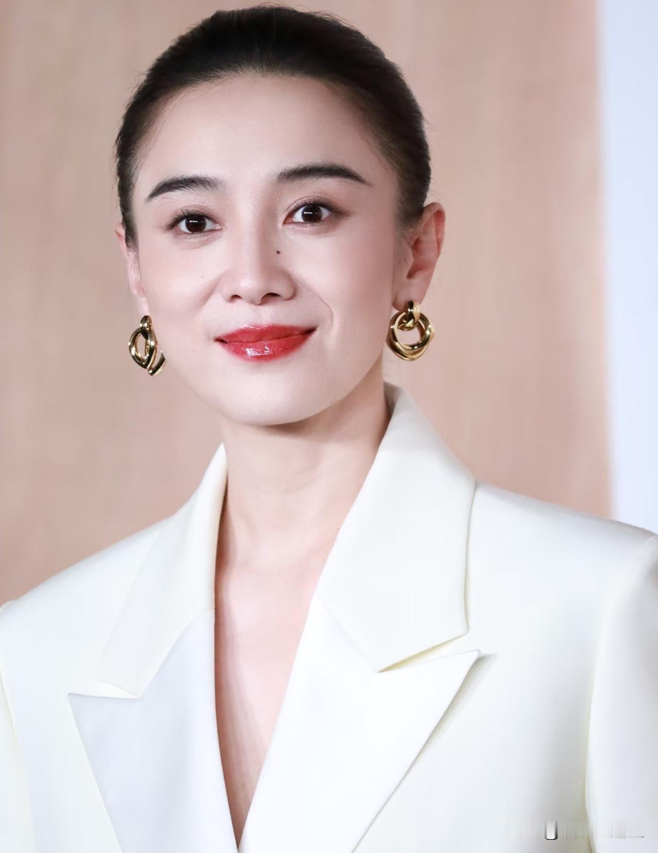 刚刚查了一下宋佳老公不查不知道，一查很惊讶。因为他竟然是《白夜追凶》、《问苍