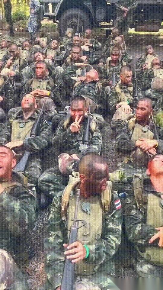 刷到这张图，瞬间就被定住了。就这帮人，泰国特种兵。光头，一脸油彩混着泥，眼神跟