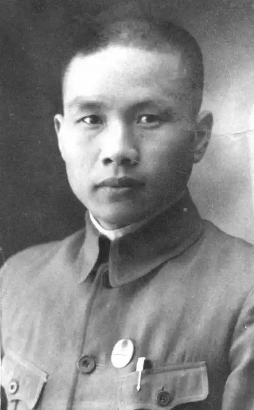 1948年，军统身份为少将的周镐离奇失踪，妻子一直以为他前往了台湾，可她根本不知
