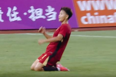 石破天惊！王霜轰世界波模仿姆巴佩庆祝，女足遗憾输球破金身。第60分钟，王霜接