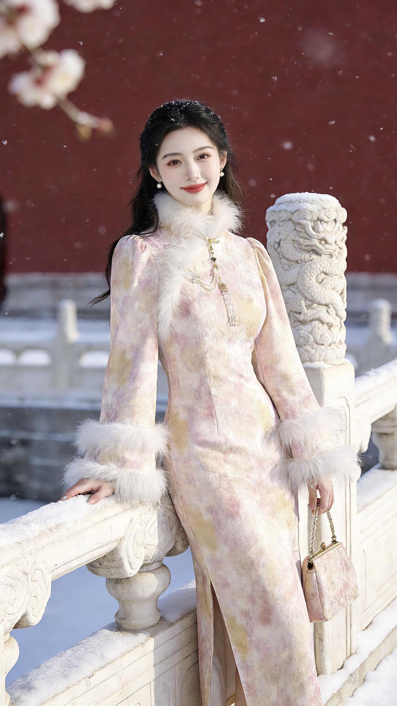 冬日雪景中的优雅女子