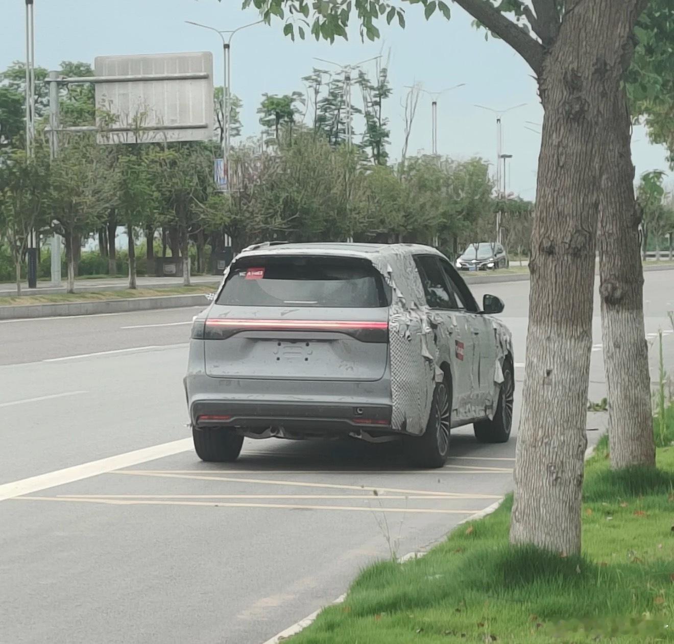 这台测试车不会就是新问界M7吧，这尾部和问界M8好像[doge]​​​