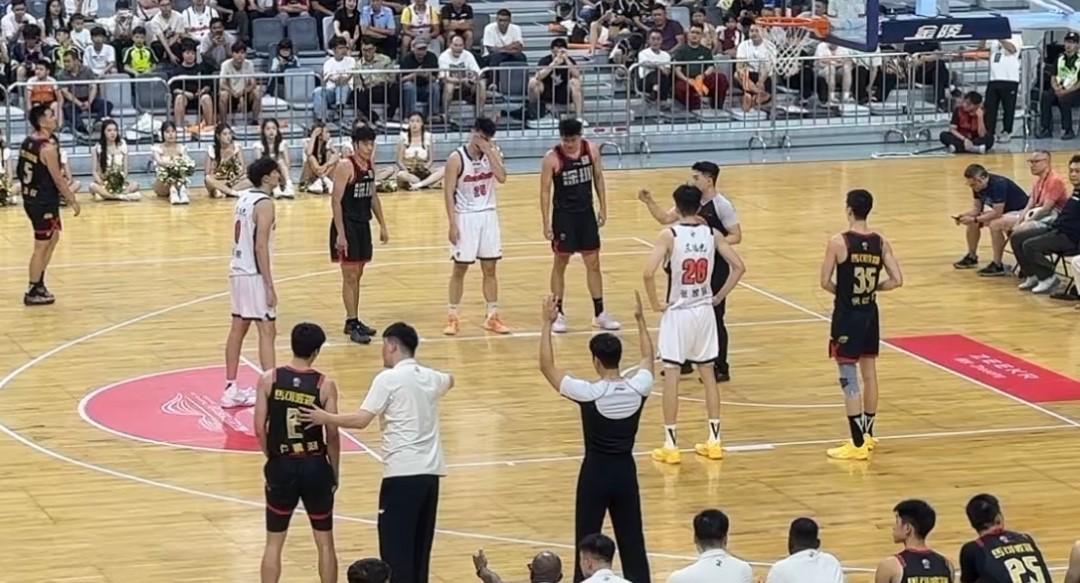 广东宏远热身赛失利，徐杰收着打，内线被完爆，新赛季靠谁拯救。昨晚肇庆那场热身赛