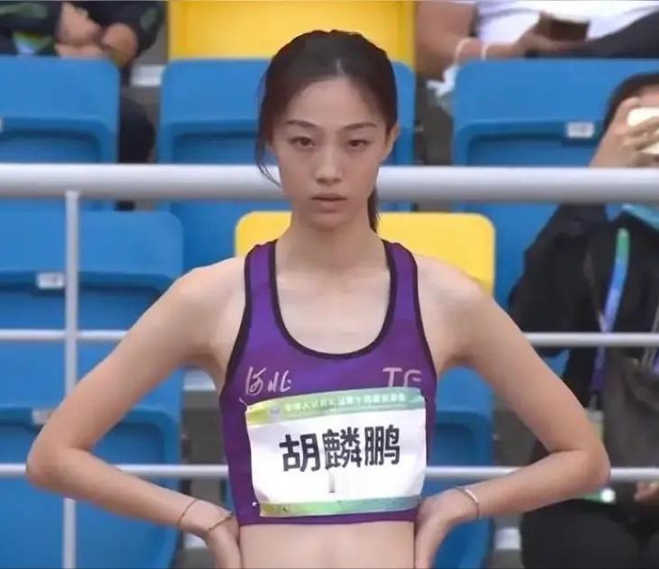 这俩运动员结个婚，把全网整不会了。22岁的全国冠军李麟，娶了比自己大8岁的跳高女