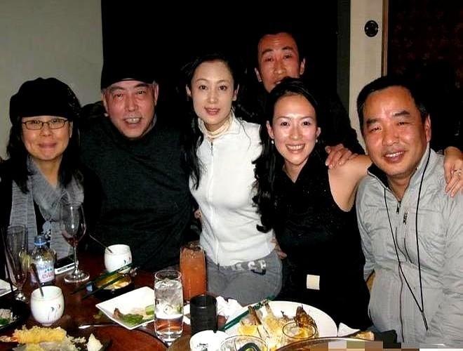 标题：能让章子怡都压不住的，恐怕只有陈红了一直以为章子怡就是合照界的“天花板