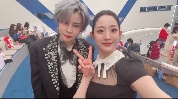 《乘风2026》五公淘汰夜，万千惠发布长文告别后，阚清子深夜留言“万千惠！！！全