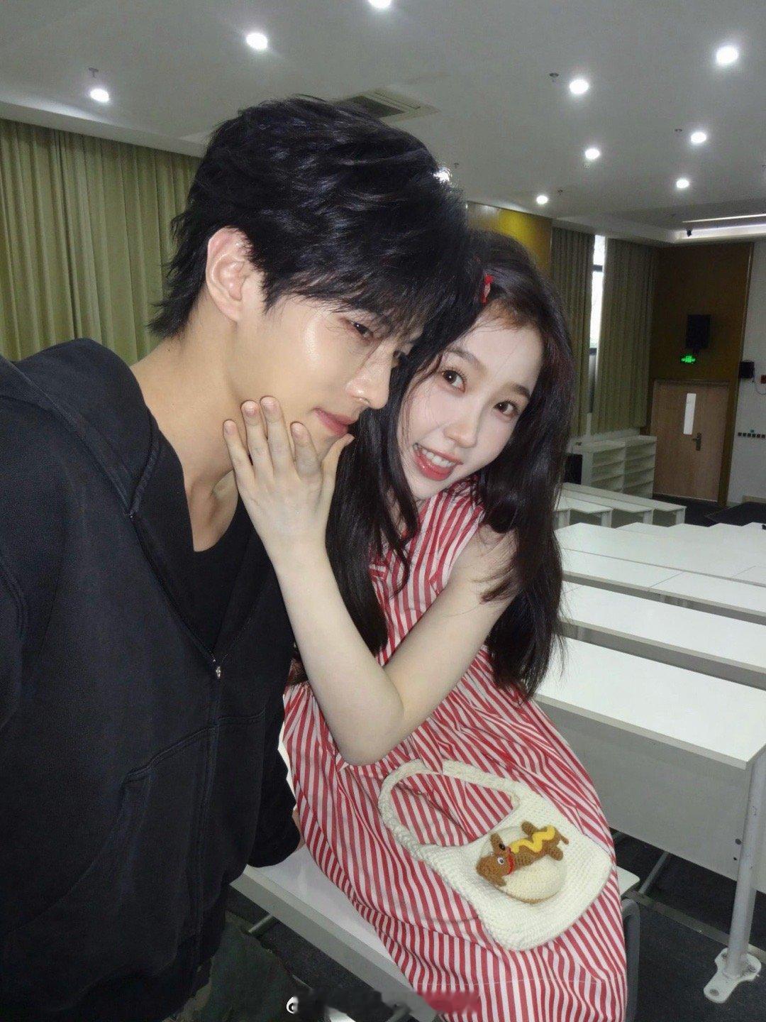 虞书欣何与坐腿吻太甜了哇塞。一大早就给观众吃这么好，《双轨》这也太宠粉了吧～没想