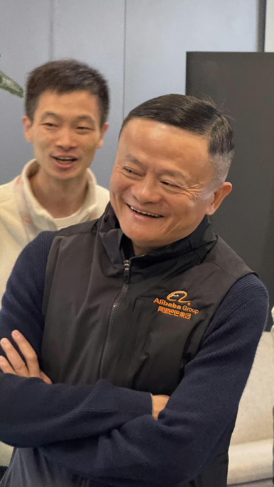 同样是大佬！马云和雷军最大的区别就是他不太喜欢露面，而雷军则自己当起小米汽车的“