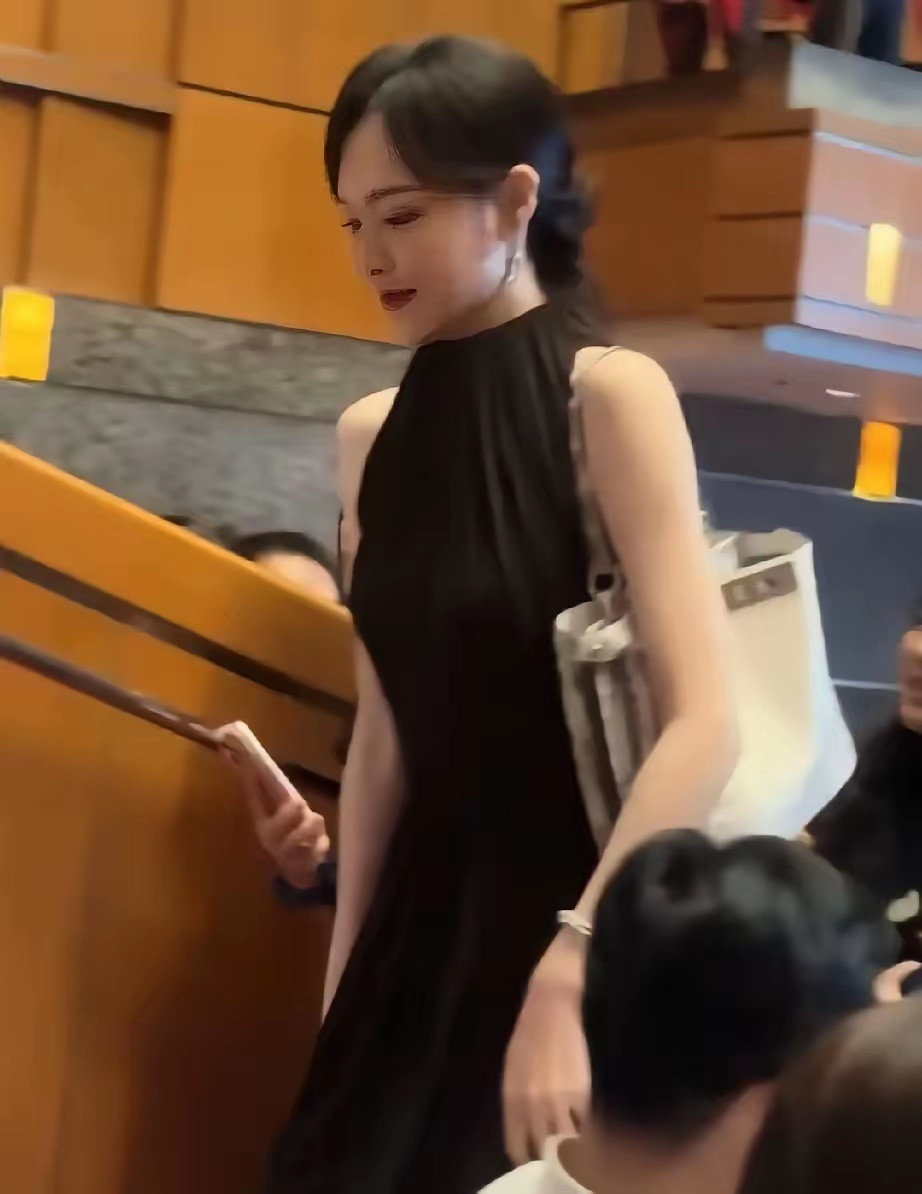 难怪唐嫣参加女儿学校的活动要盛装打扮了，这可不是一般的幼儿园，家长非富即贵，绝对