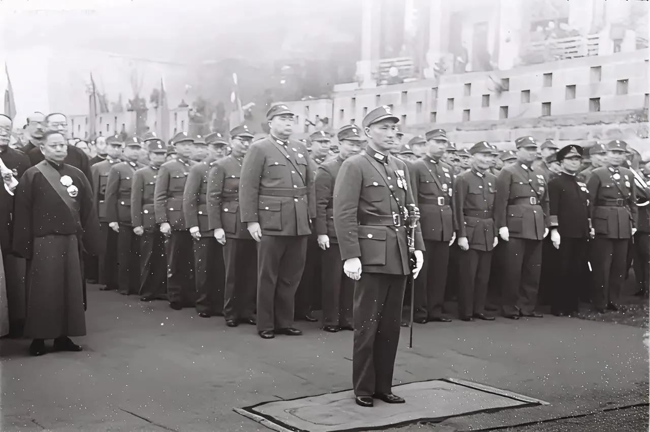 这是1945年8月15日，抗战胜利后，蒋介石率领他的文武百官前往中山陵祭拜孙中山