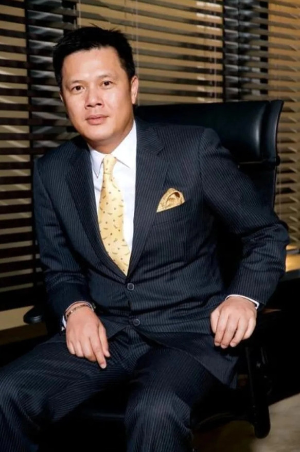 娱乐圈又一隐秘关系浮出水面！企业家贺丹青竟然是香港英皇娱乐集团营运总裁霍汶希孩子