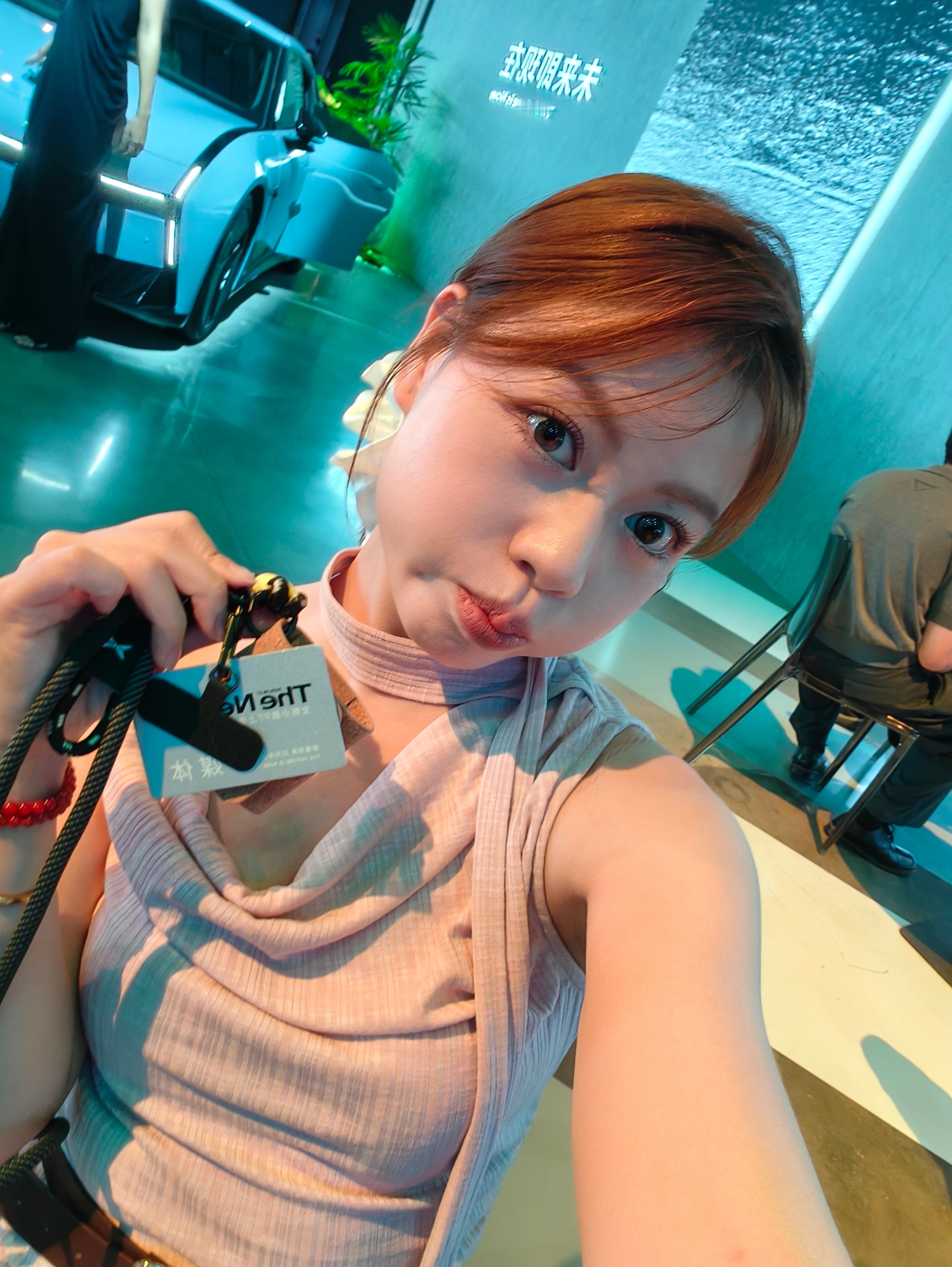 全新小鹏P7太火了在等一位大美女不知道能不能等得到[doge]先带你们看看现场有多火