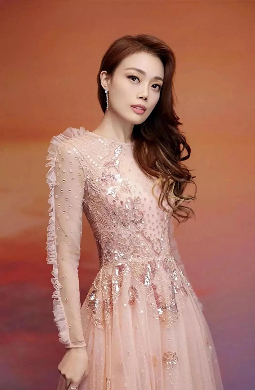 容祖儿早就实现了财富自由，她这些年没有新歌曲、也不拍戏，只参加与英皇有关的商业活