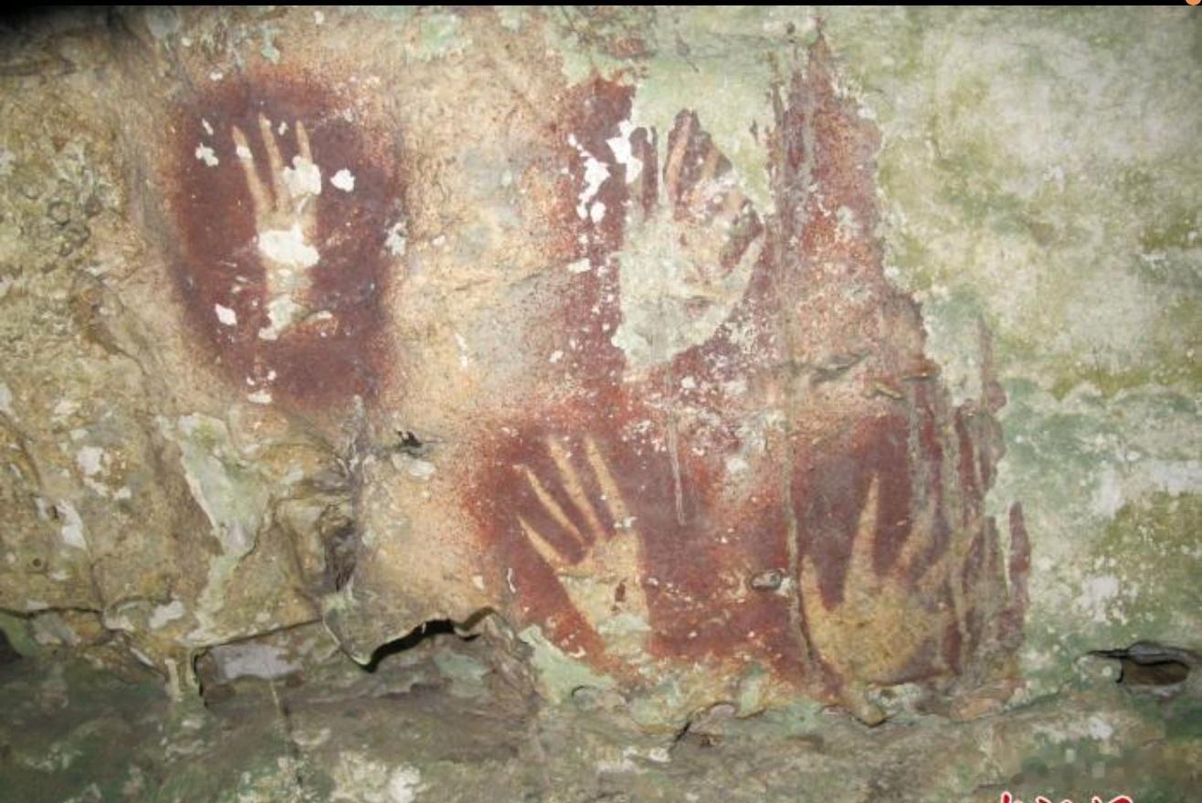考古学家最近在印尼苏拉威西洞穴墙壁上找到一个模糊手印轮廓，可能是目前世界已知的最