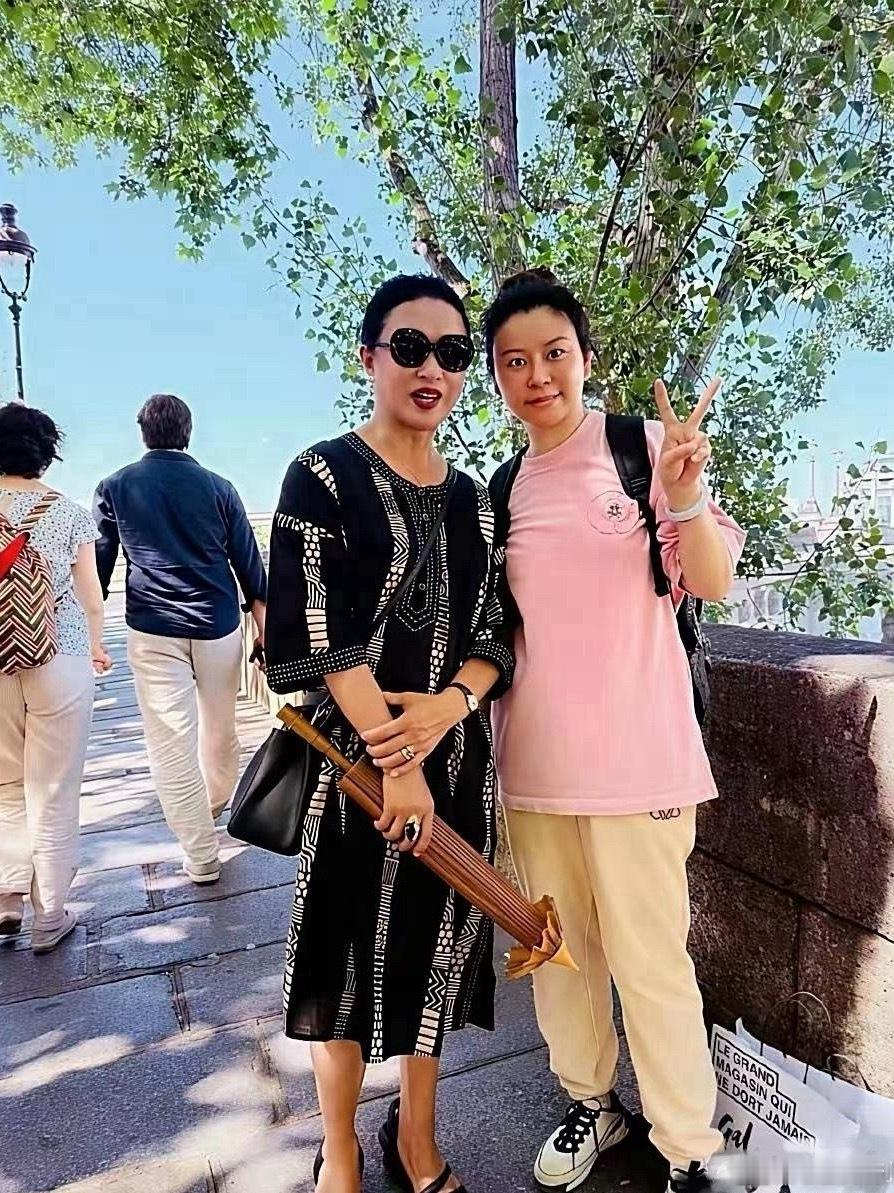 巴黎偶遇脱口秀演员金星，一身名牌加持，活脱脱的当地贵妇