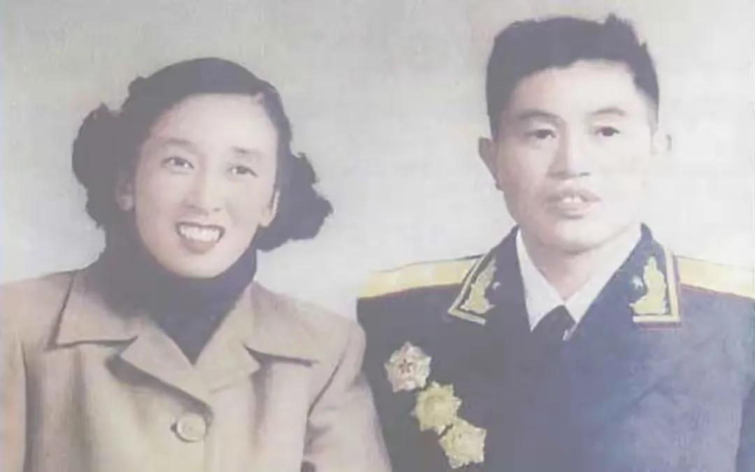 1940年，皮定均看中了女干部张烽，便请县长出面说媒。张烽得知县长的来意