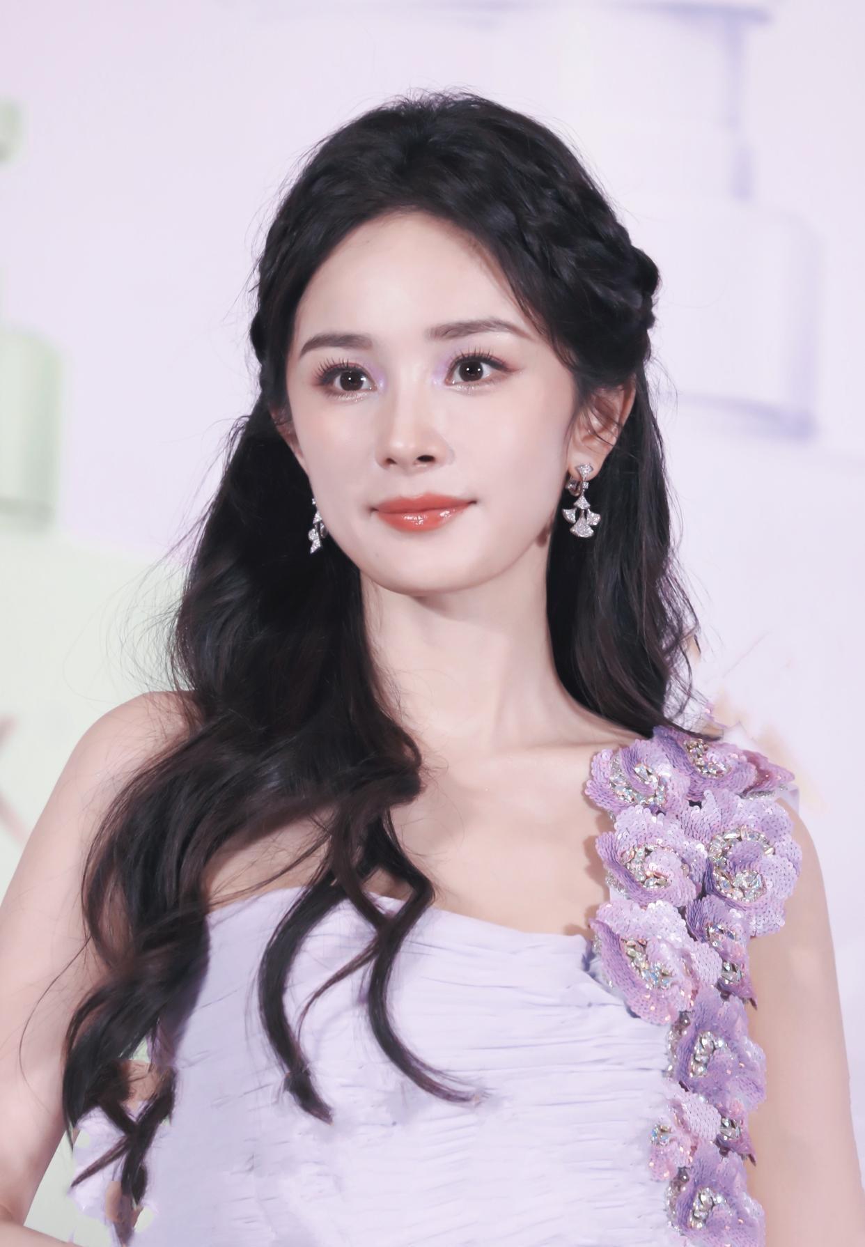 杨幂一袭紫裙宛如梦幻仙女，美到让人神魂颠倒！